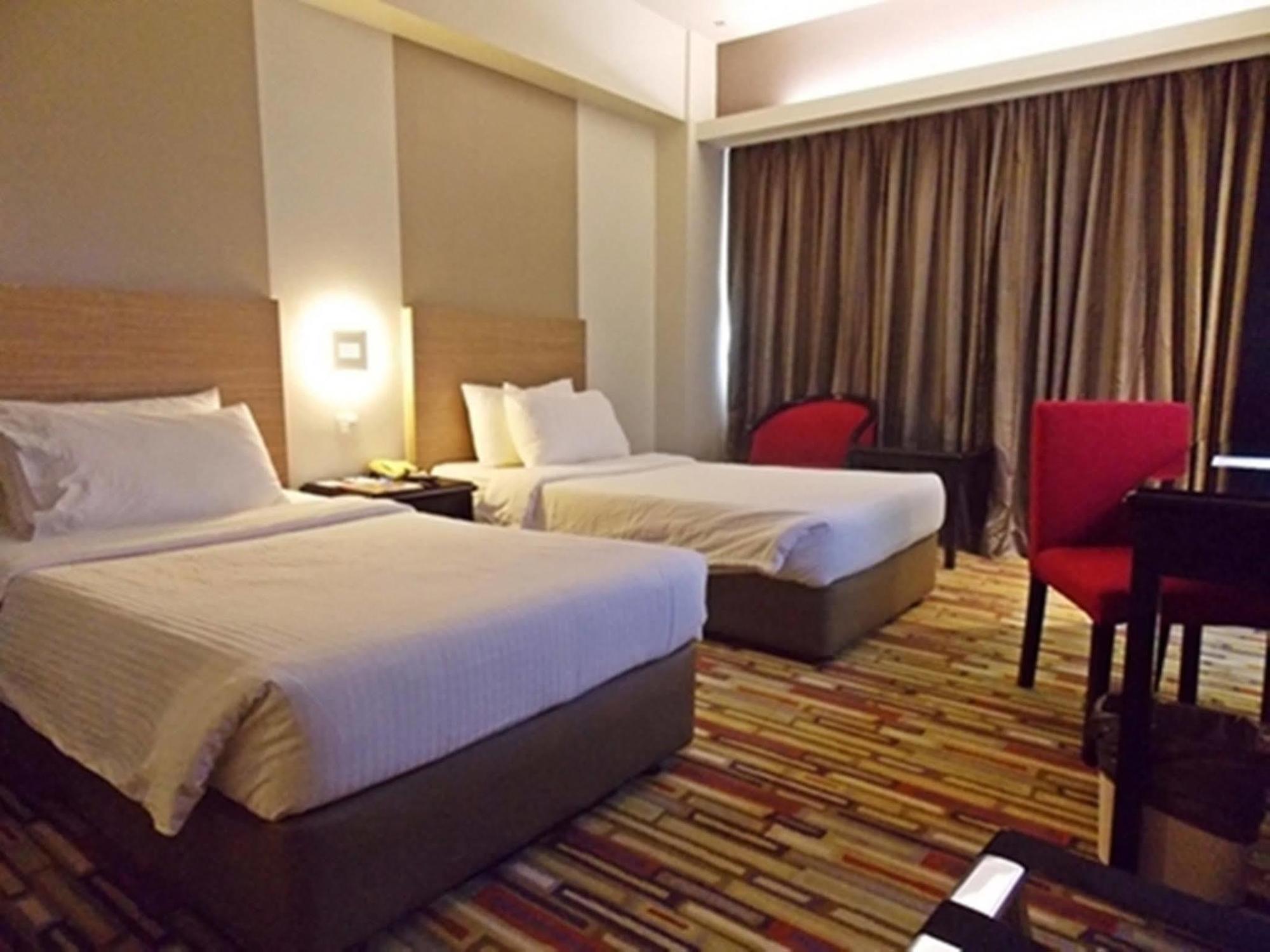 Harbour View Hotel Kuching Ngoại thất bức ảnh