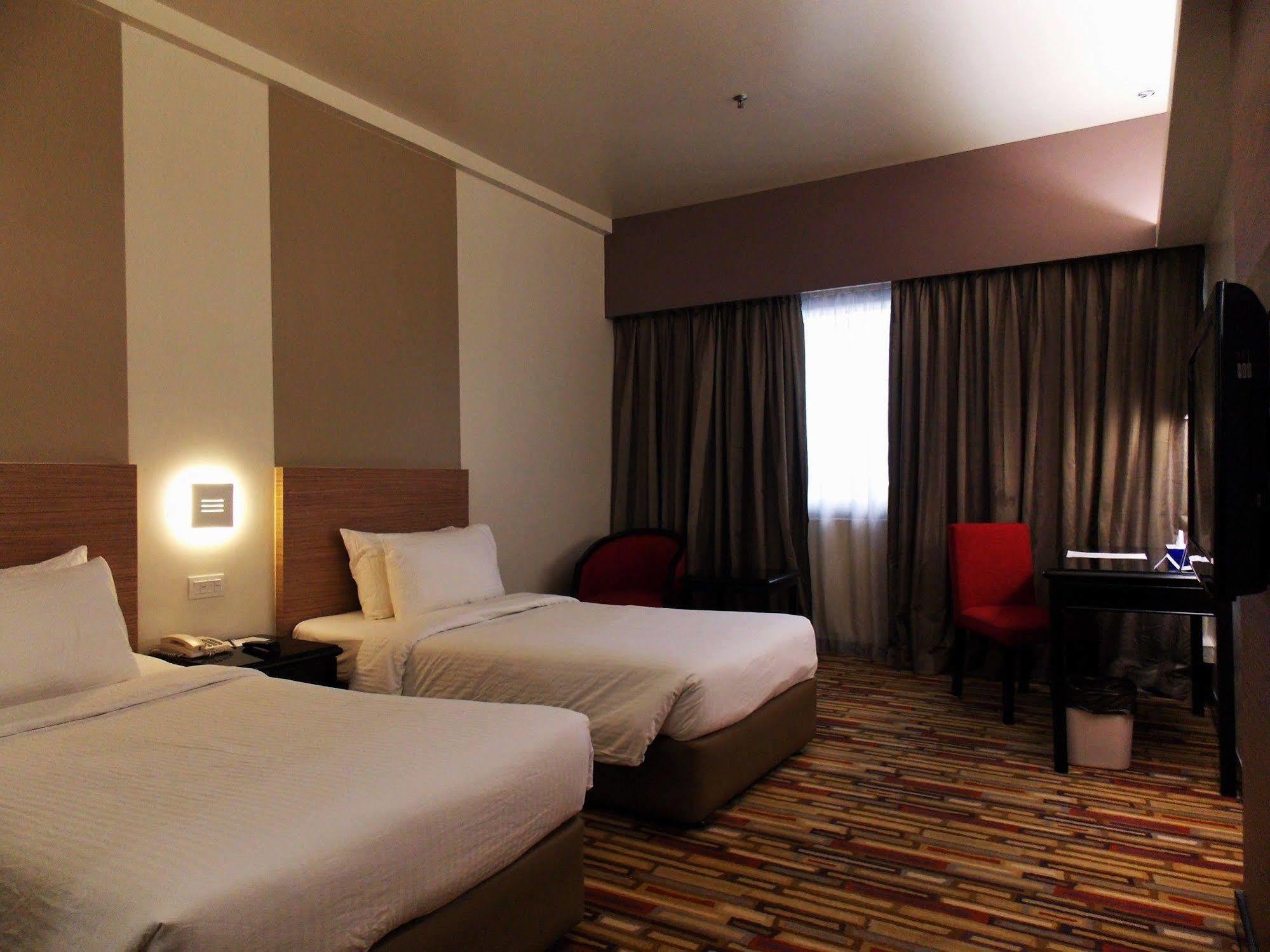 Harbour View Hotel Kuching Ngoại thất bức ảnh